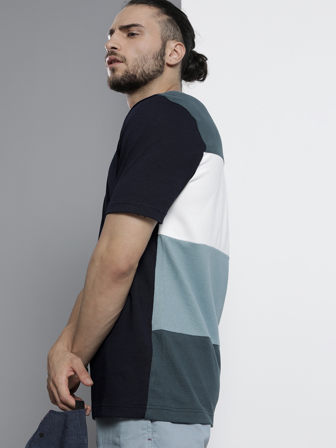 

Tommy Hilfiger Men Navy Blue White Colourblocked Loose Pure Cotton T-shirt