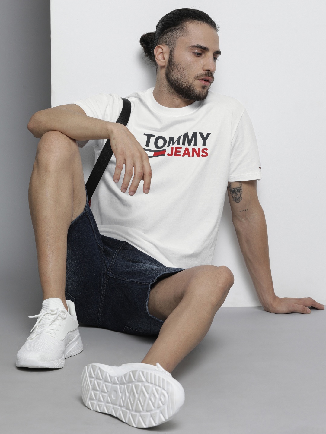 

Tommy Hilfiger Men White Black Brand Logo Printed Pure Cotton T-shirt