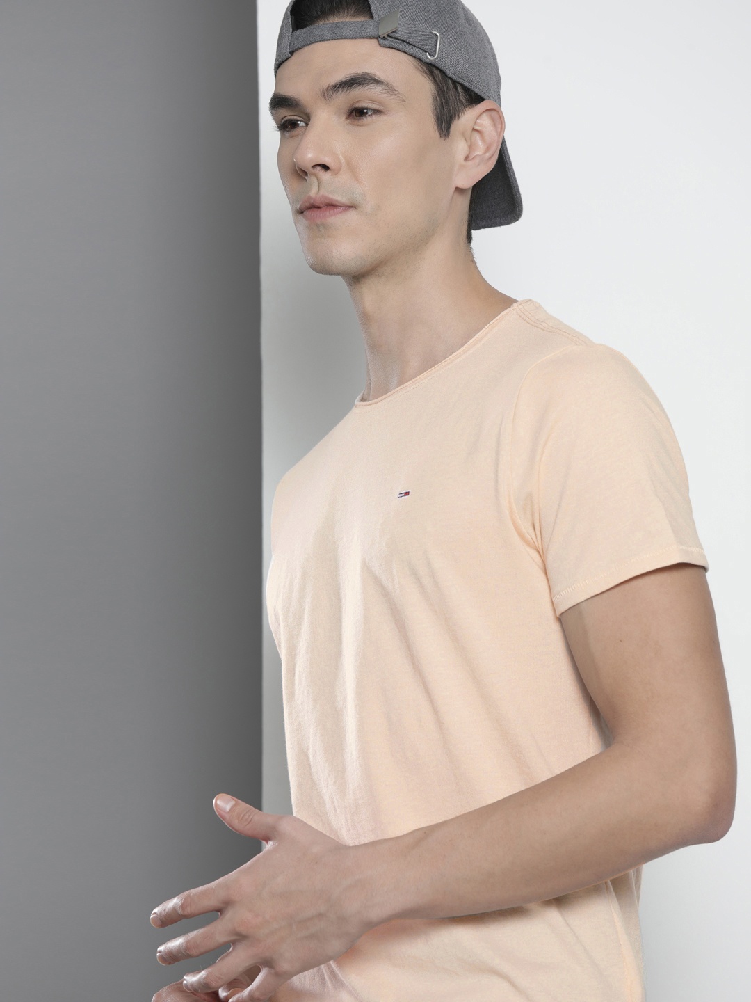

Tommy Hilfiger Men Peach-Coloured Slim Fit T-shirt