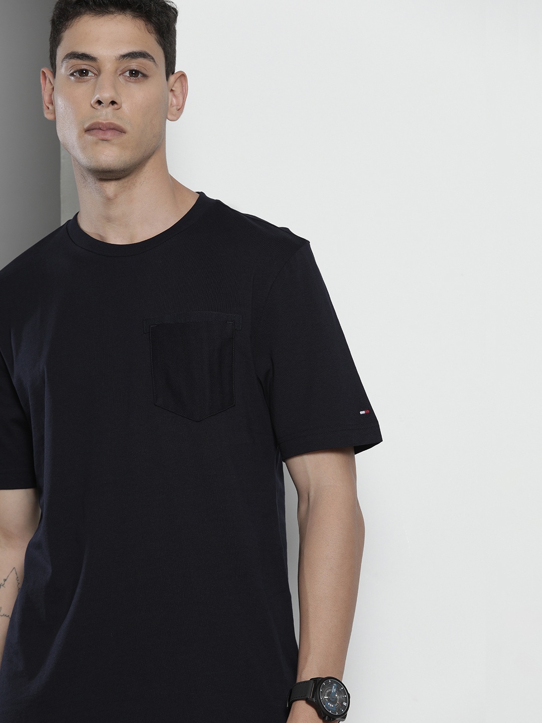 

Tommy Hilfiger Men Navy Blue Pocket Detailed Organic Cotton T-shirt