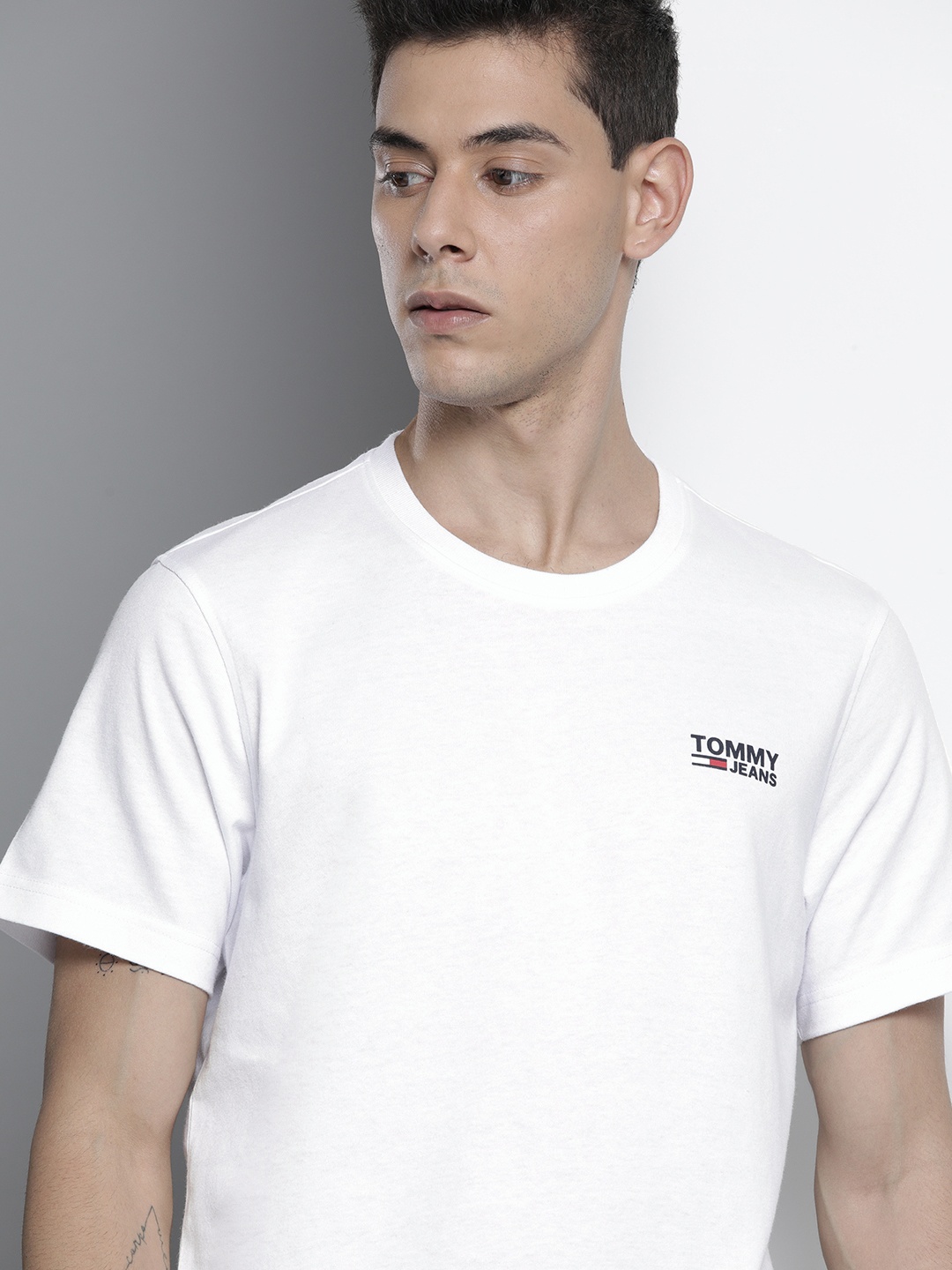 

Tommy Hilfiger Men White Navy Blue Printed Organic Cotton T-shirt