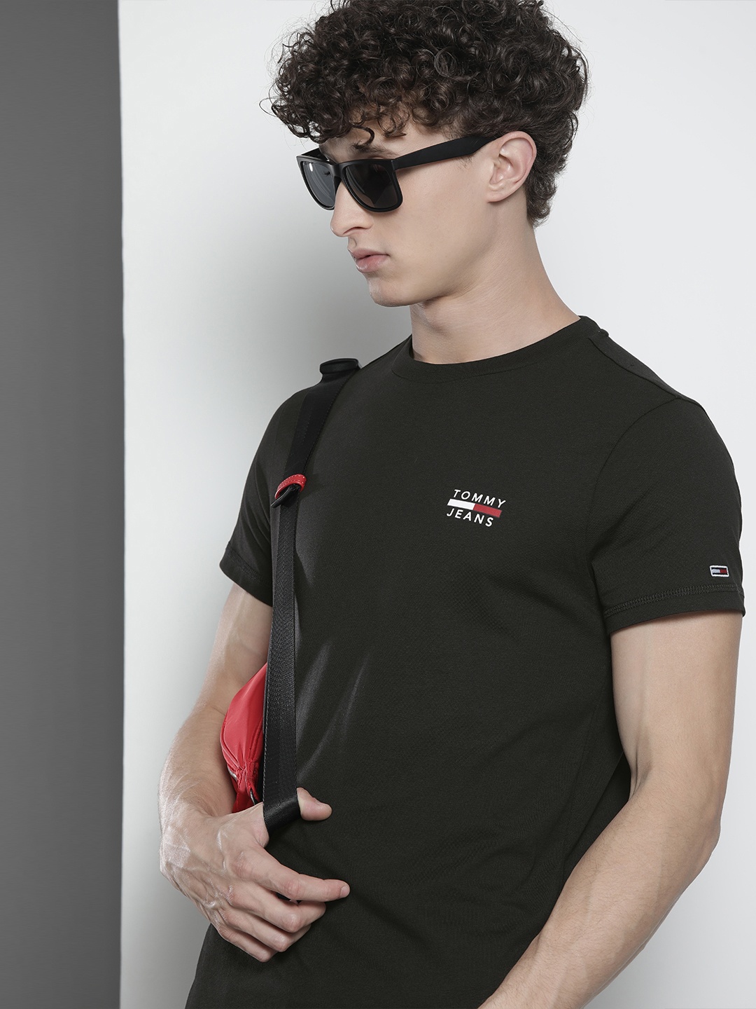 

Tommy Hilfiger Men Black Printed Detailed T-shirt