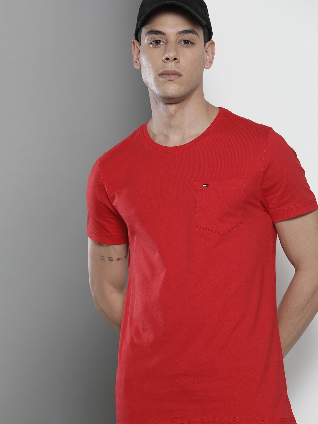 

Tommy Hilfiger Men Red Organic Cotton T-shirt With Chest Pocket