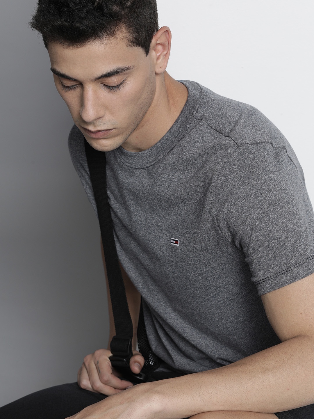 

Tommy Hilfiger Men Navy Blue Solid Slim Fit T-shirt