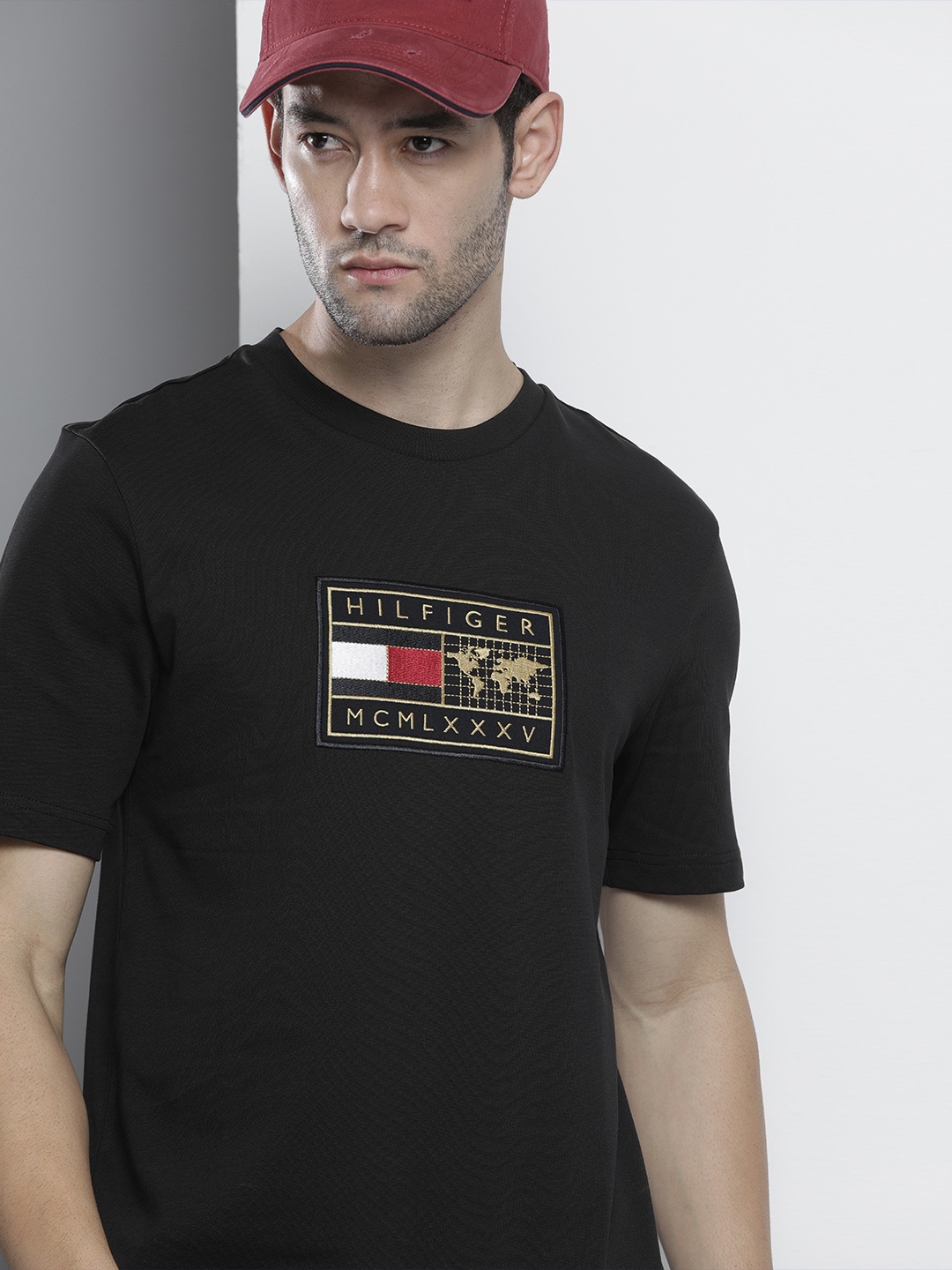 

Tommy Hilfiger Men Black Organic Cotton Brand Logo Applique T-shirt