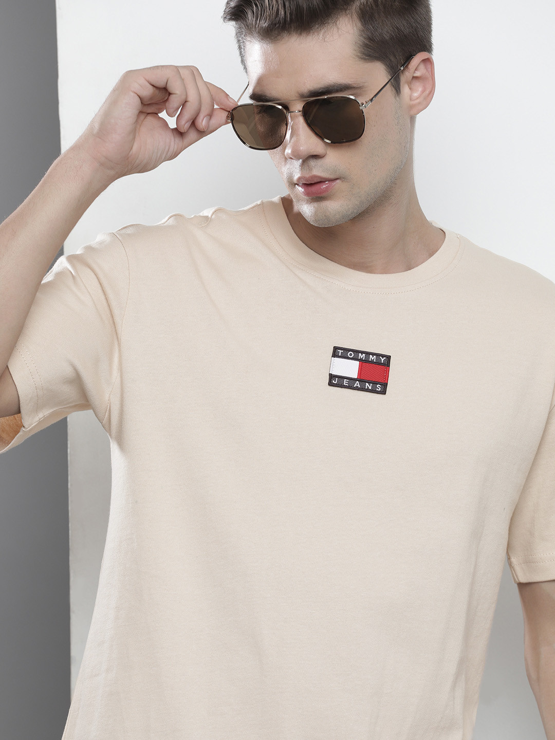 

Tommy Hilfiger Men Beige Applique Details Organic Cotton T-shirt