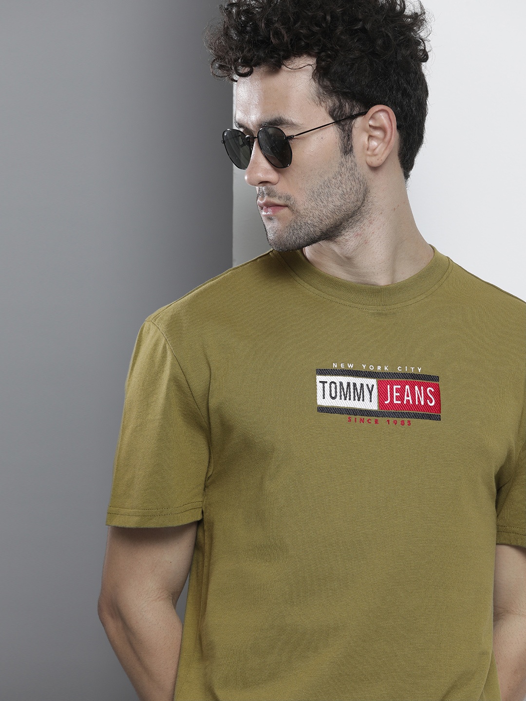 

Tommy Hilfiger Men Olive Green Brand Logo Printed Applique Pure Cotton T-shirt