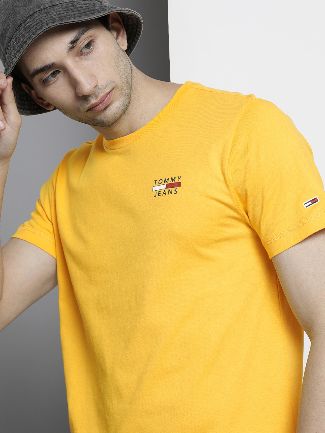 

Tommy Hilfiger Men Yellow & Navy Blue Printed Slim Fit T-shirt