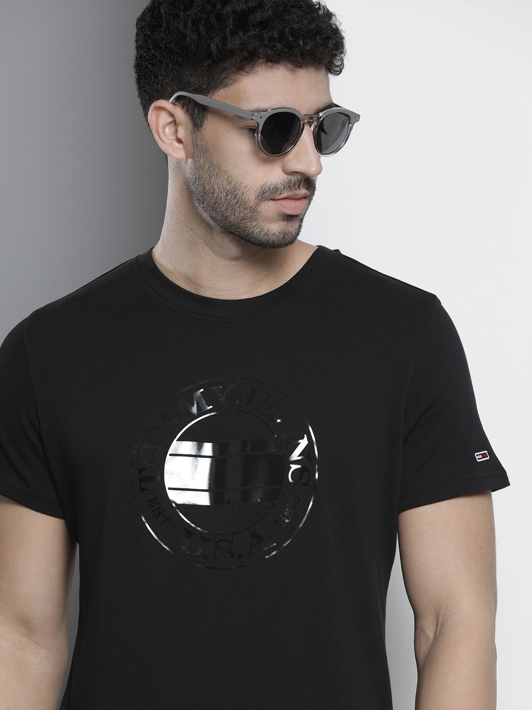 

Tommy Hilfiger Men Black Brand Logo Printed Organic Cotton T-shirt