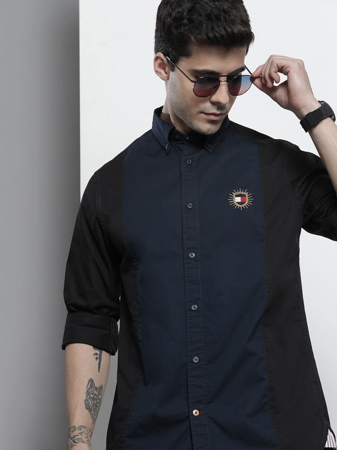 

Tommy Hilfiger Men Navy Blue Solid Twill Pure Cotton Casual Shirt