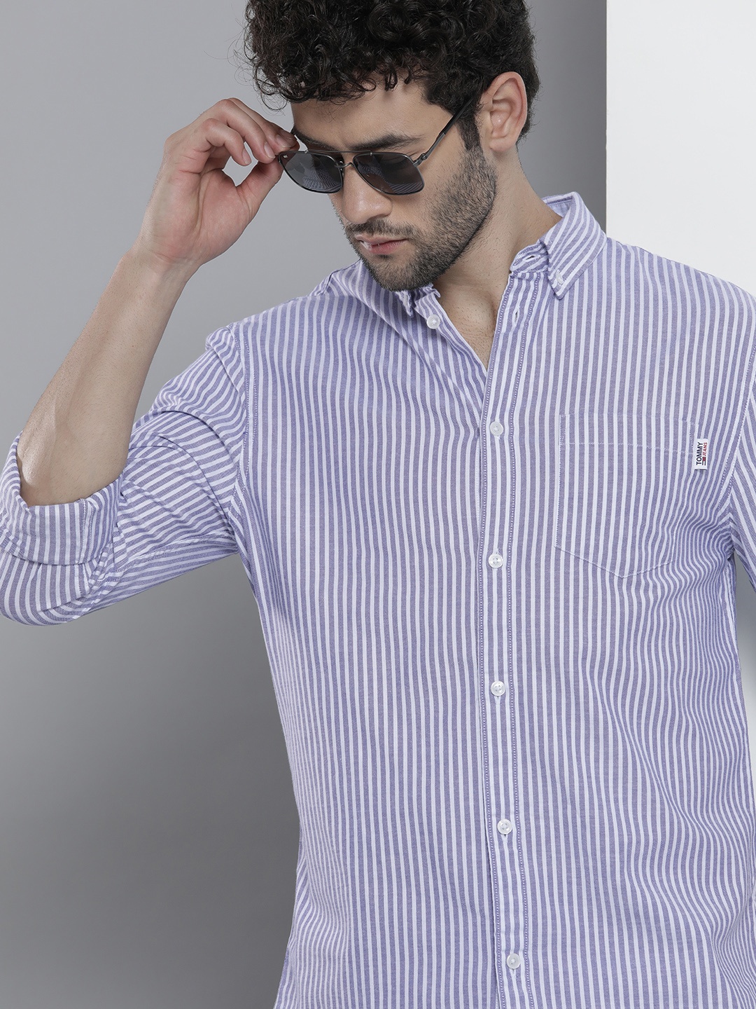 

Tommy Hilfiger Men Blue Slim Fit Opaque Striped Casual Shirt
