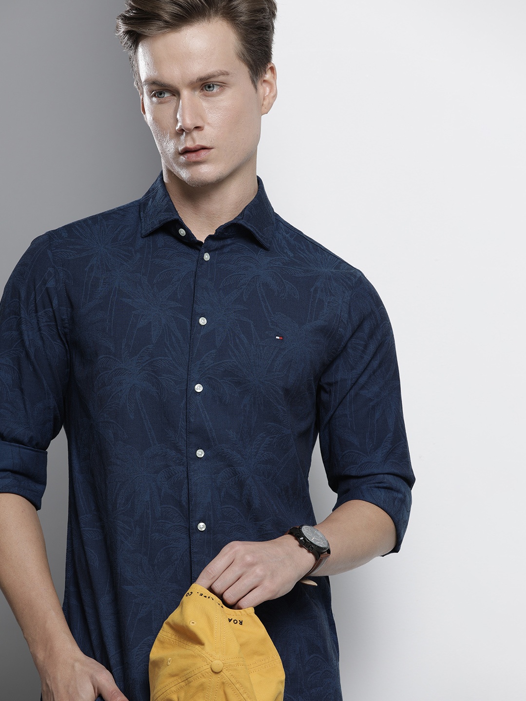 

Tommy Hilfiger Men Navy Blue Slim Fit Floral Printed Casual Shirt