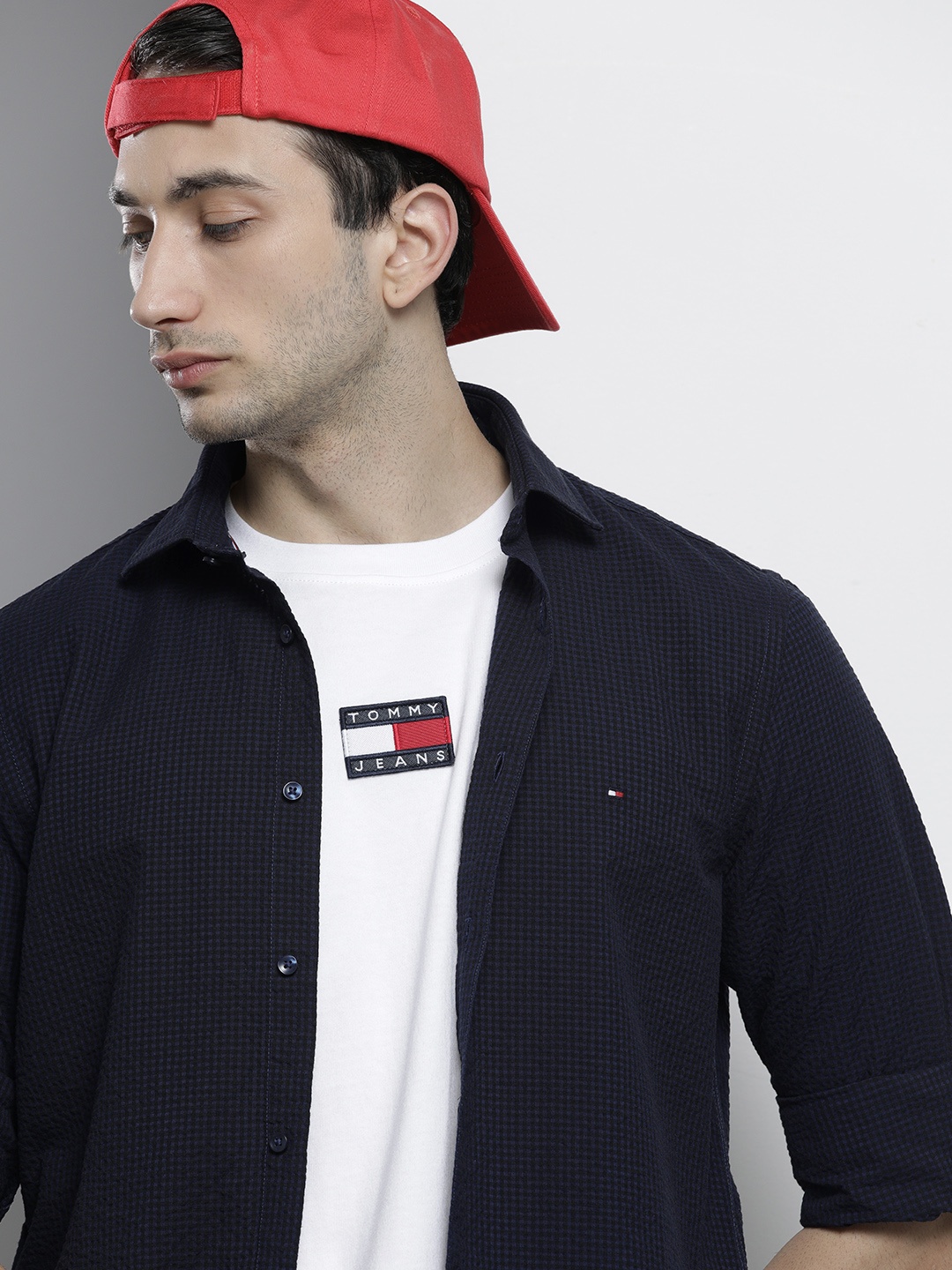 

Tommy Hilfiger Men Navy Blue Slim Fit Seersucker Micro Checked Casual Shirt