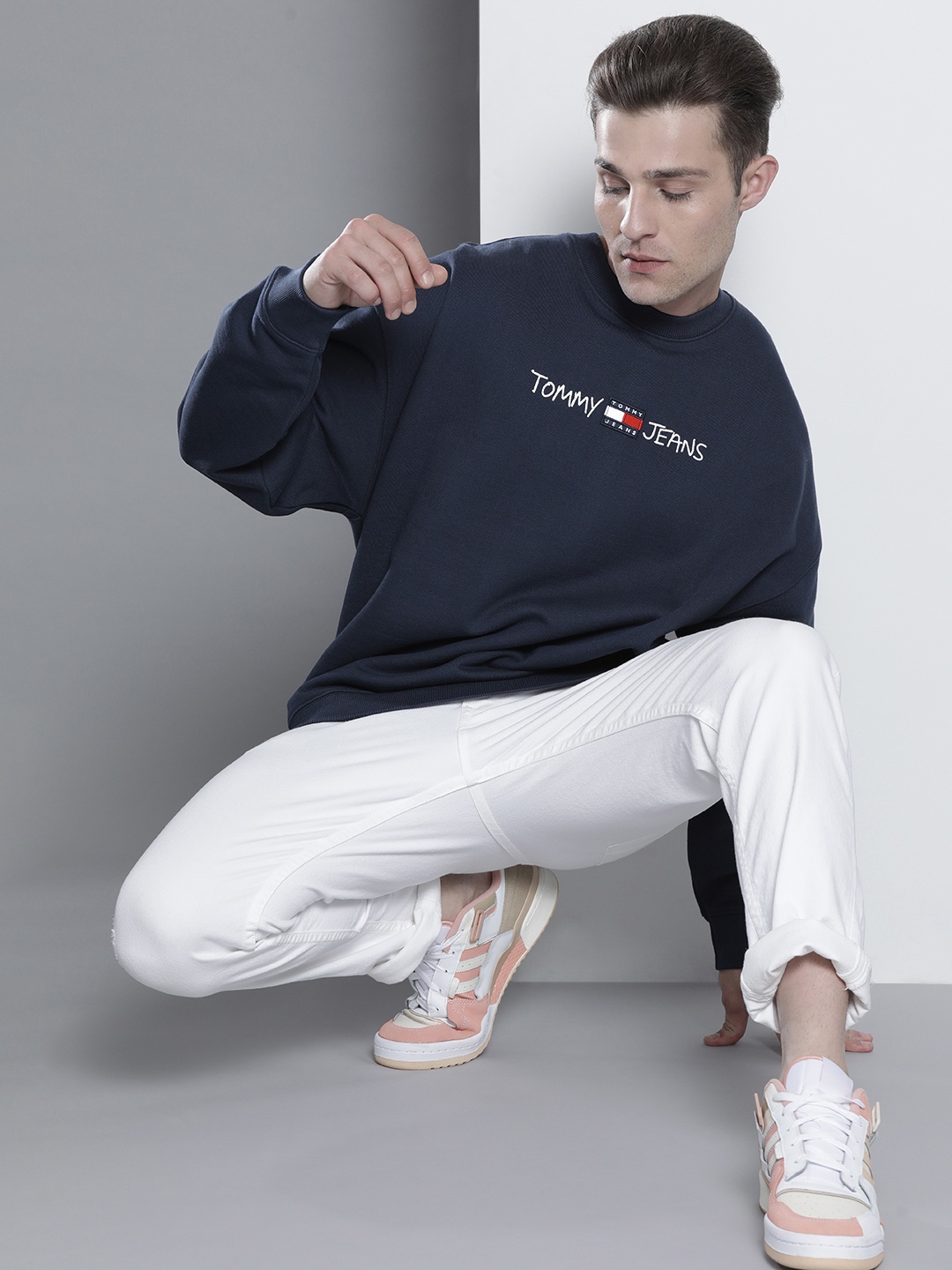

Tommy Hilfiger Men Navy Blue Brand Logo Embroidered Round Neck Sweatshirt