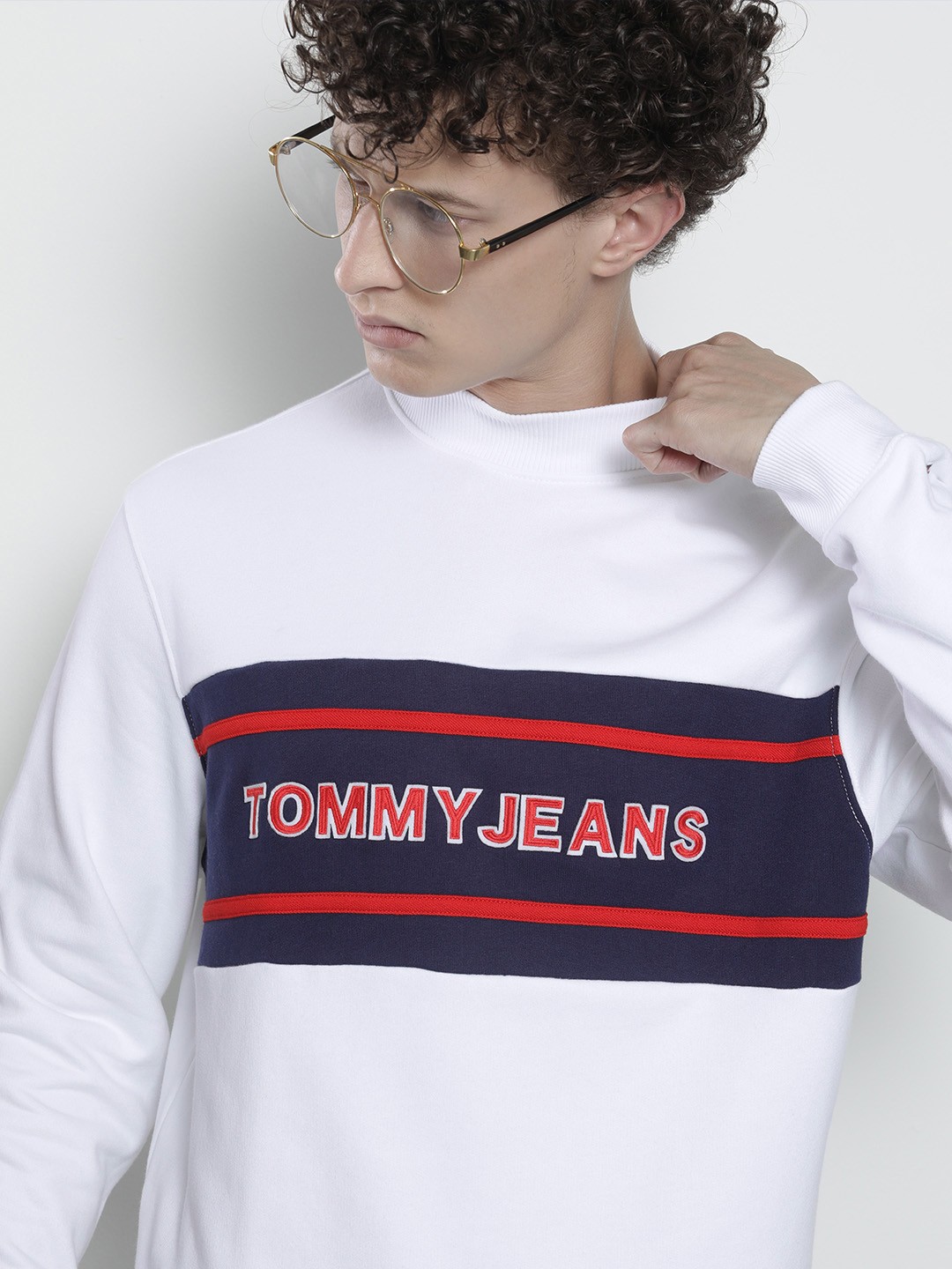 

Tommy Hilfiger Men White and Navy Blue Colourblocked Pure Organic Cotton Sweatshirt