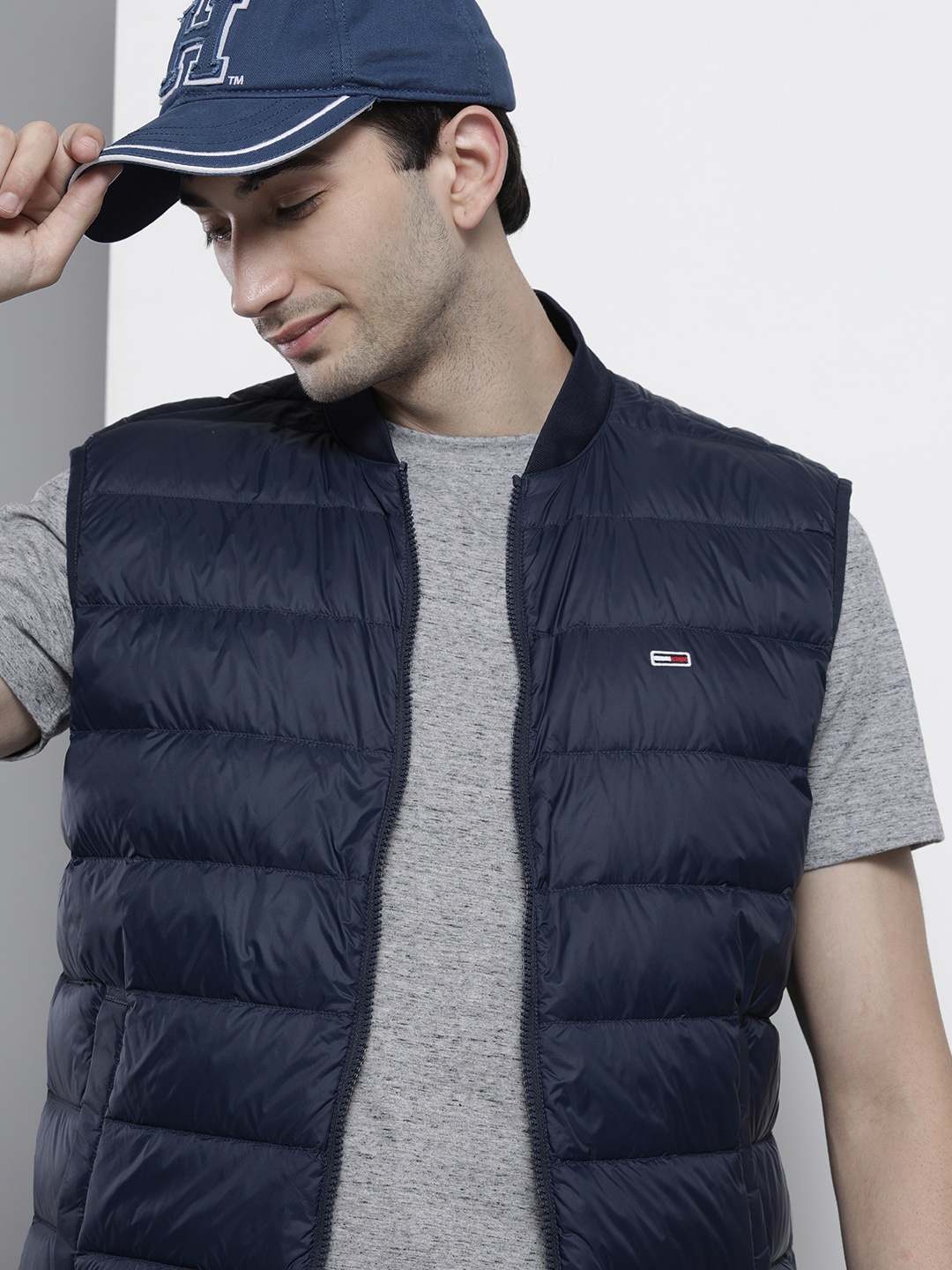

Tommy Hilfiger Men Navy Blue Sleeveless Padded Jacket