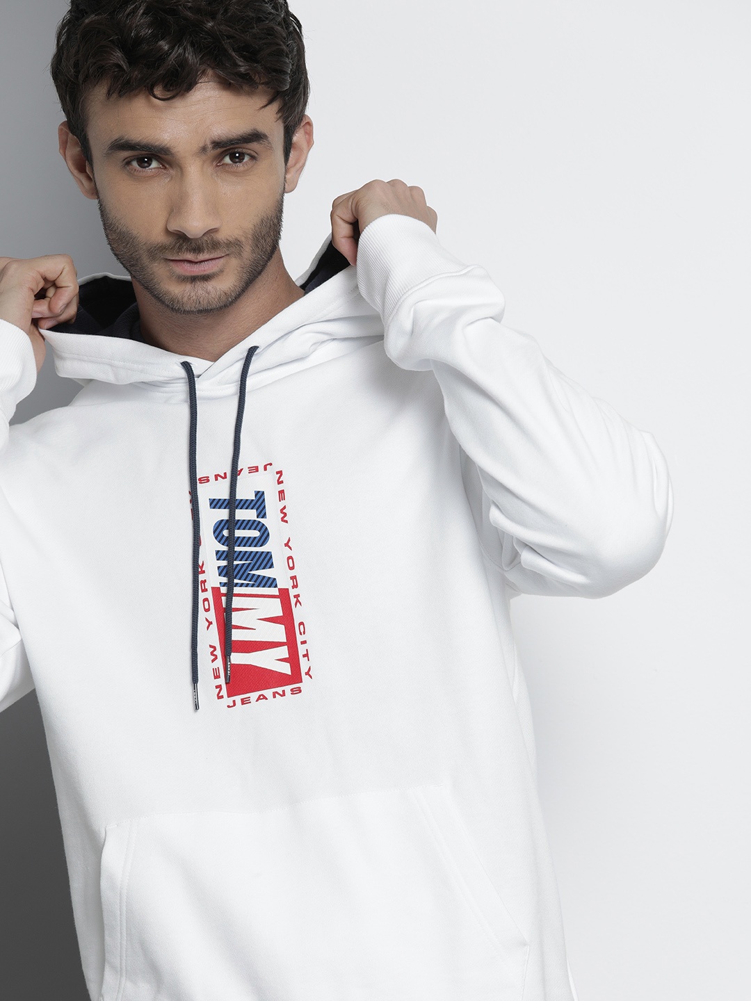 

Tommy Hilfiger Men White Brand Logo Printed Pure Organic Cotton Hooded Sweatshirt
