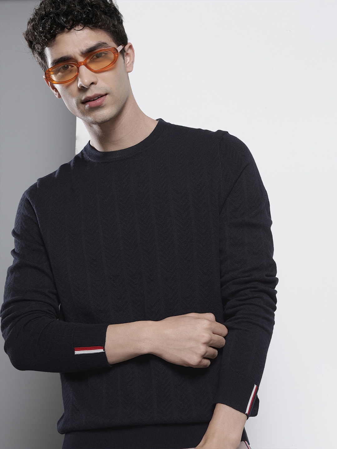 

Tommy Hilfiger Men Navy Blue Chevron Pullover Sweater