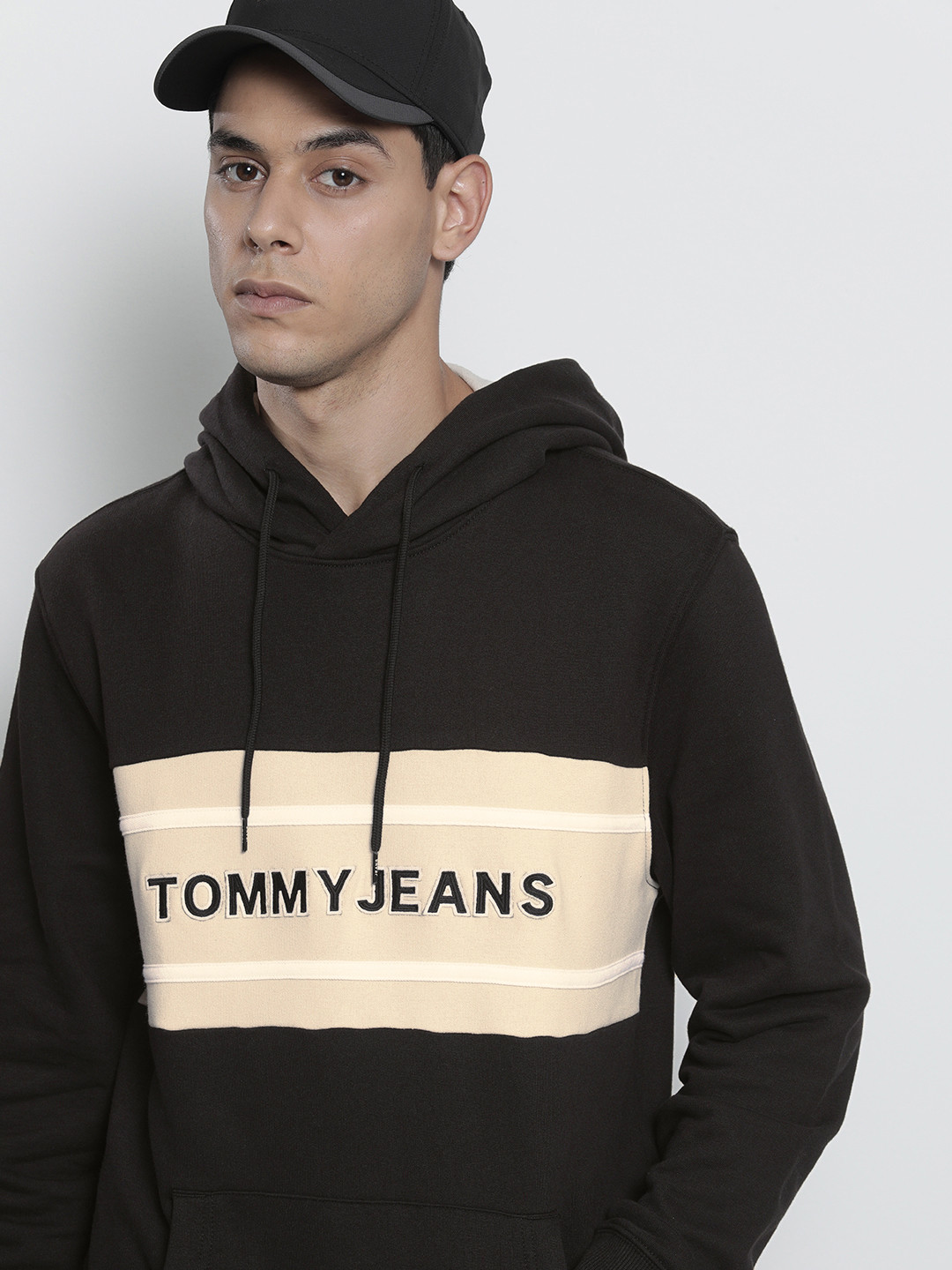 

Tommy Hilfiger Jeans Men Black & Cream-Coloured Embroidered Hooded Sweatshirt