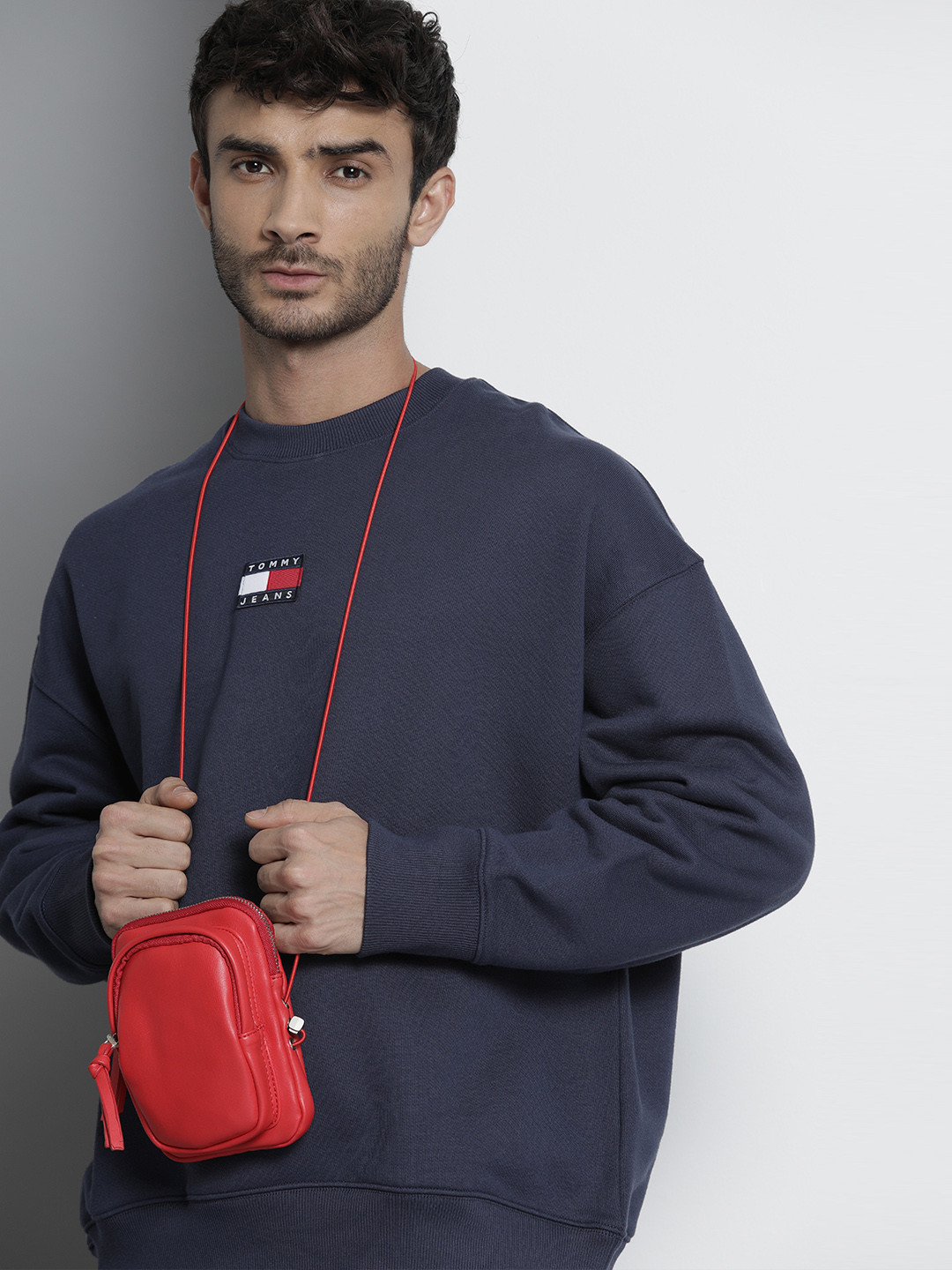 

Tommy Hilfiger Men Navy Blue & Red Solid Sweatshirt