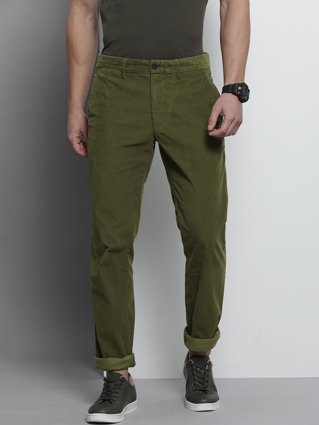 

Tommy Hilfiger Men Olive Green Striped Chinos