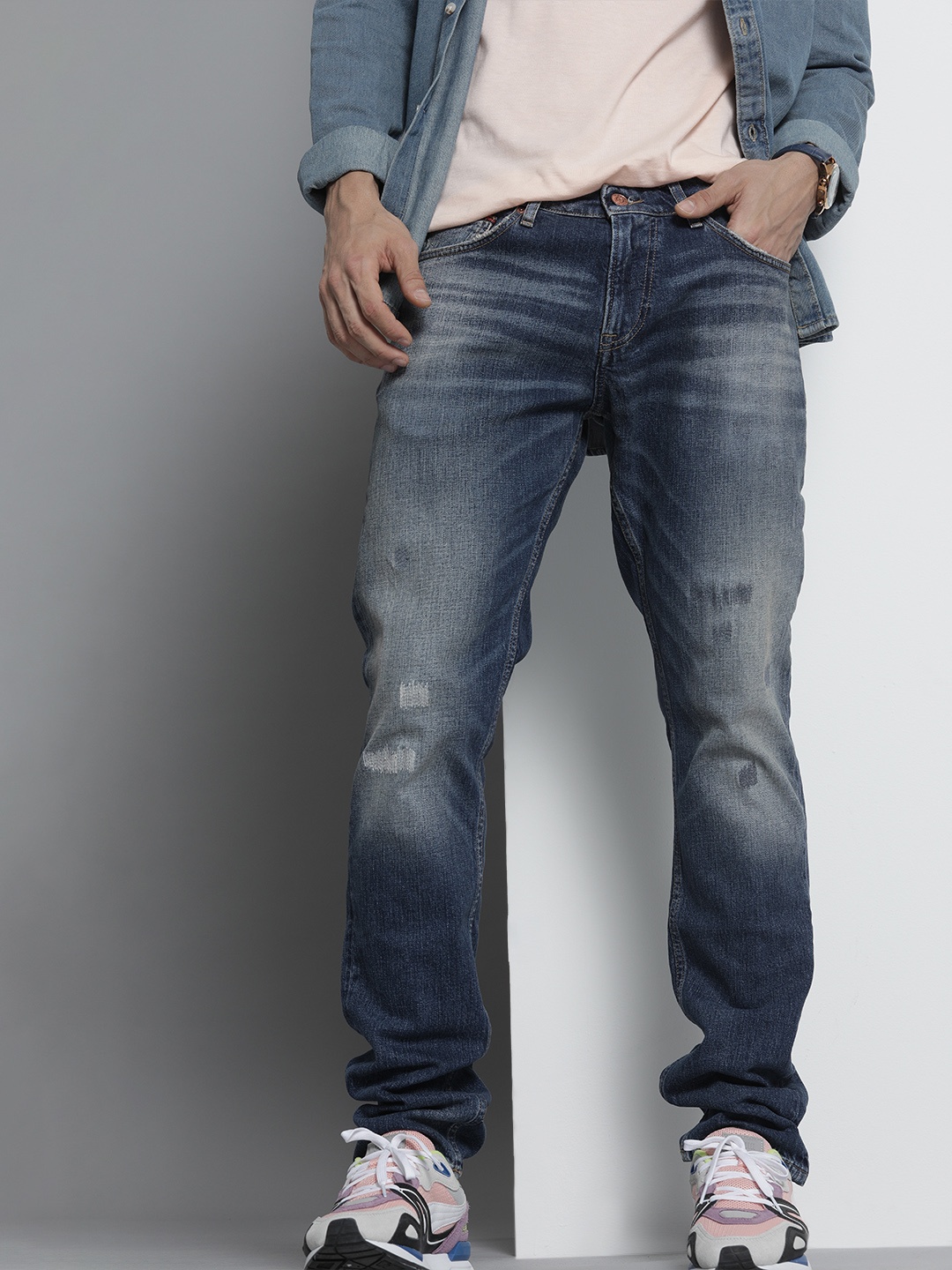 

Tommy Hilfiger Men Blue Slim Fit Mid-Rise Heavy Fade Stretchable Jeans