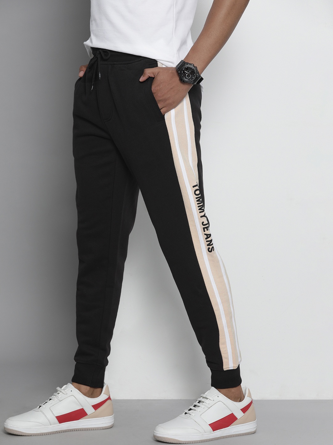 

Tommy Hilfiger Men Black Solid Slim Fit Joggers