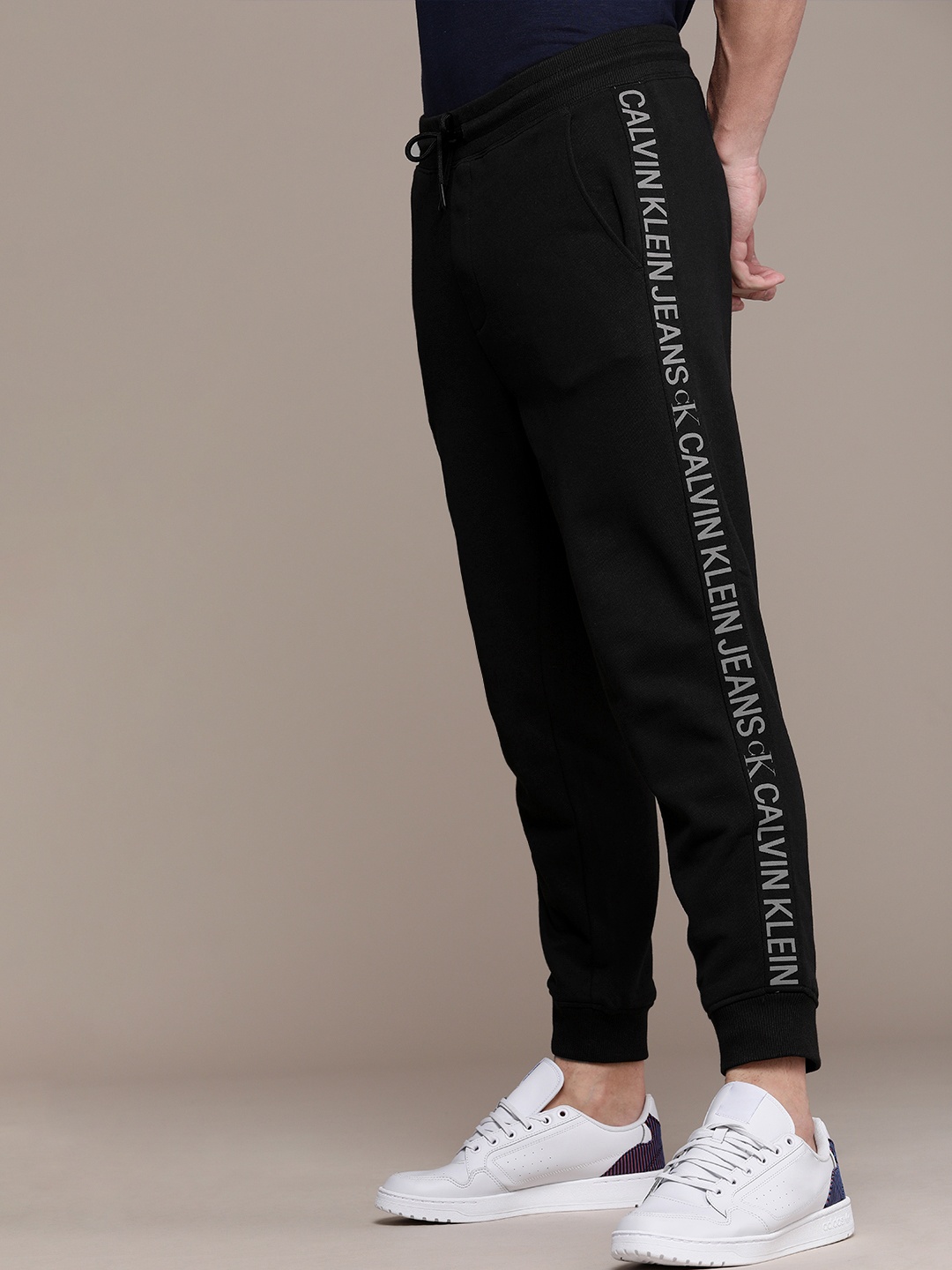 

Calvin Klein Jeans Men Black Brand Logo Side Striped Joggers