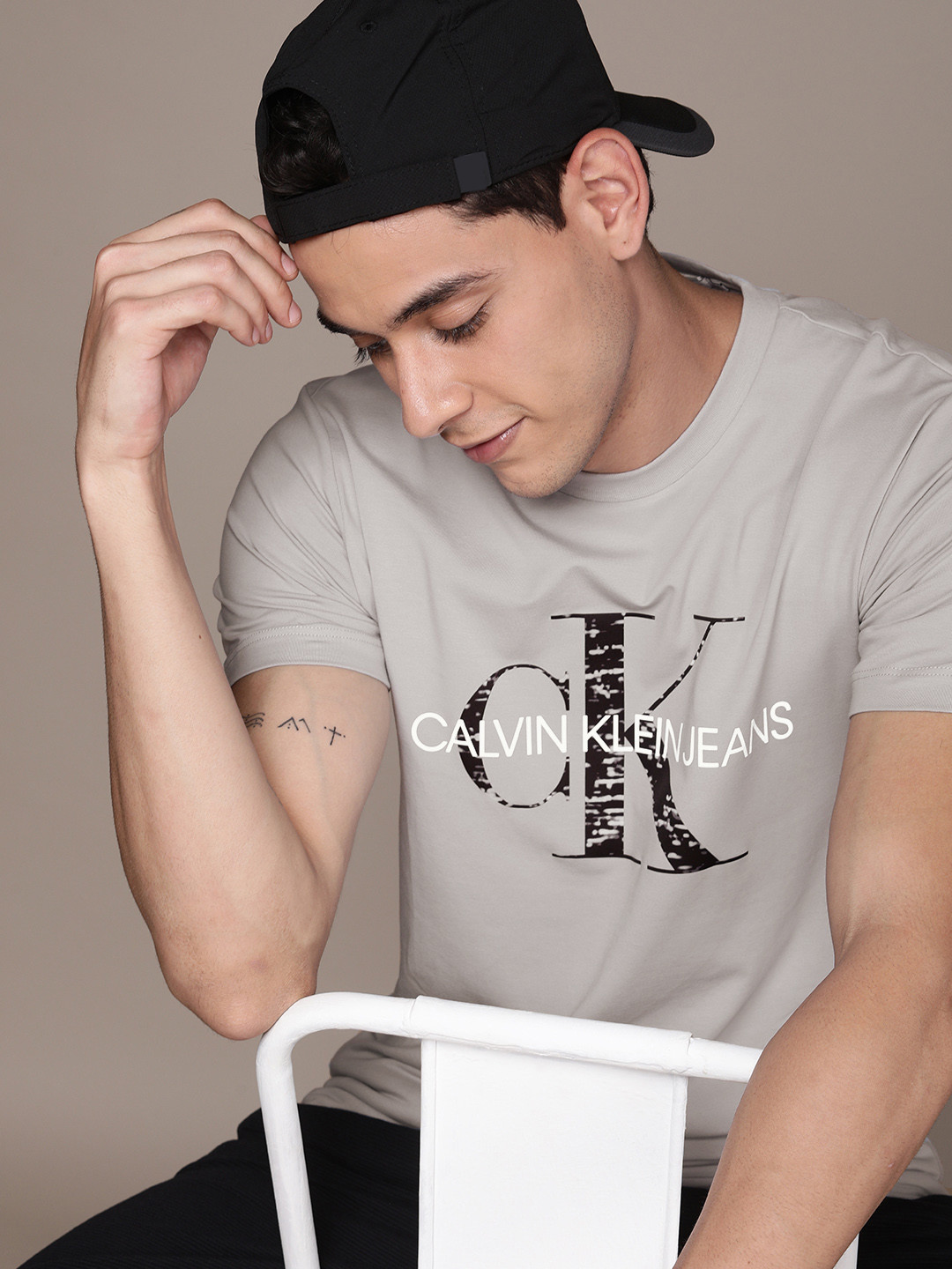 

Calvin Klein Jeans Men Grey Bonded Brand Logo Slim Fit T-shirt