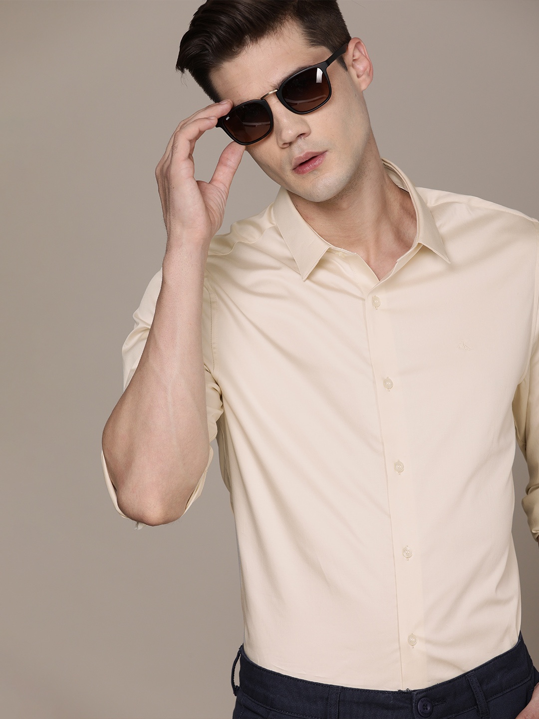 

Calvin Klein Jeans Men Cream-Coloured Solid Slim Fit Semi-Formal Shirt
