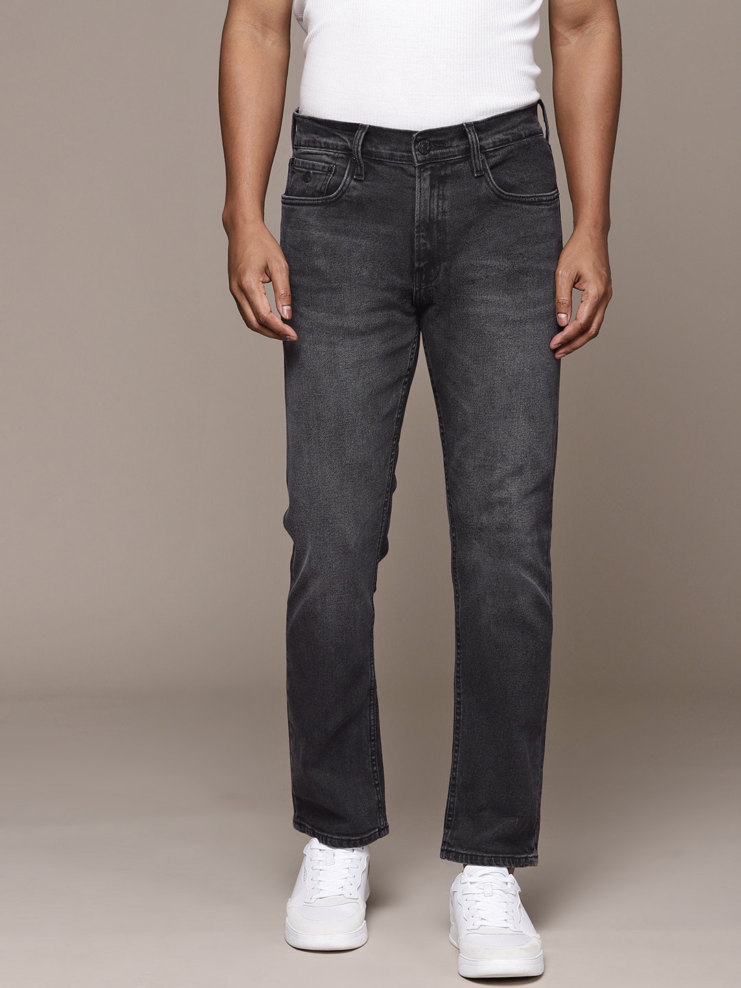 

Calvin Klein Jeans Men Super Skinny Fit Low-Rise Light Fade Stretchable Jeans, Charcoal