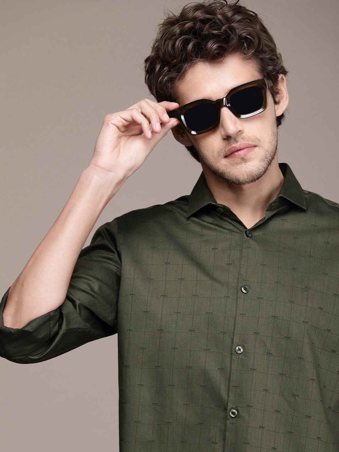 

Calvin Klein Jeans Men Olive Green Slim Fit Checked Pure Cotton Casual Shirt