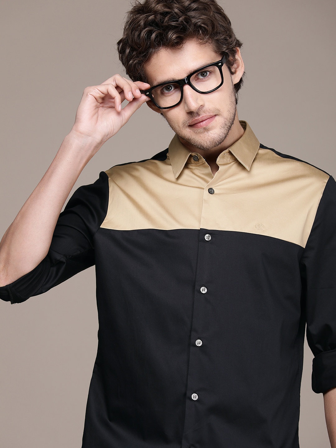

Calvin Klein Jeans Men Black & Beige Slim Fit Colourblocked Casual Shirt