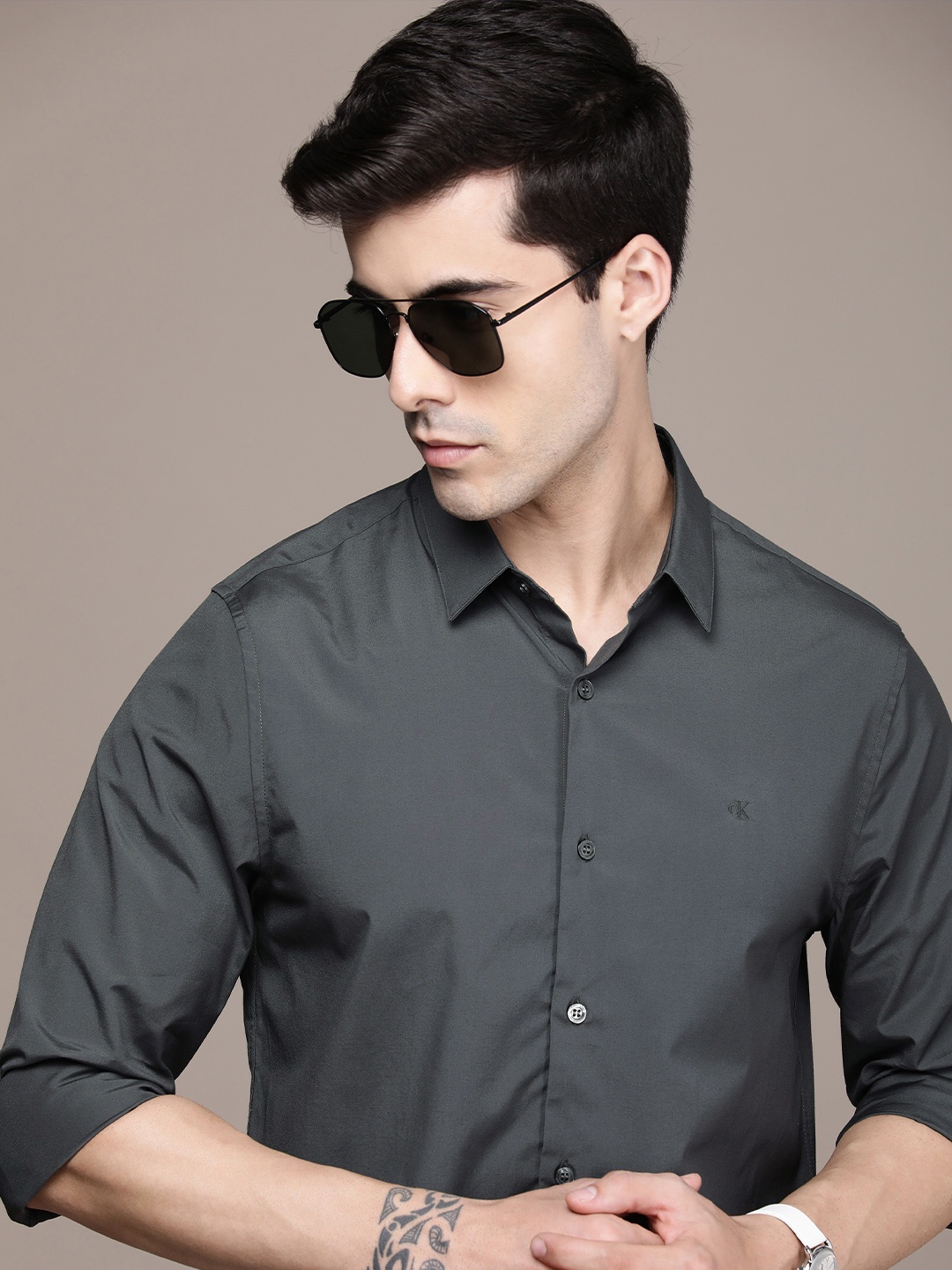 

Calvin Klein Jeans Men Grey Solid Slim Fit Casual Shirt