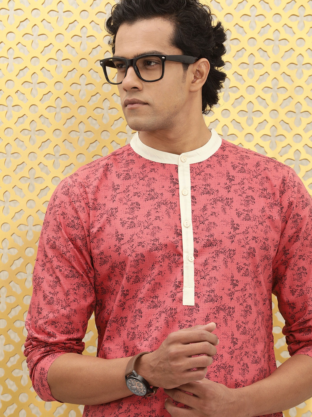 

Ode by House of Pataudi Men Red and Black Floral Printed Pure Cotton Kurta