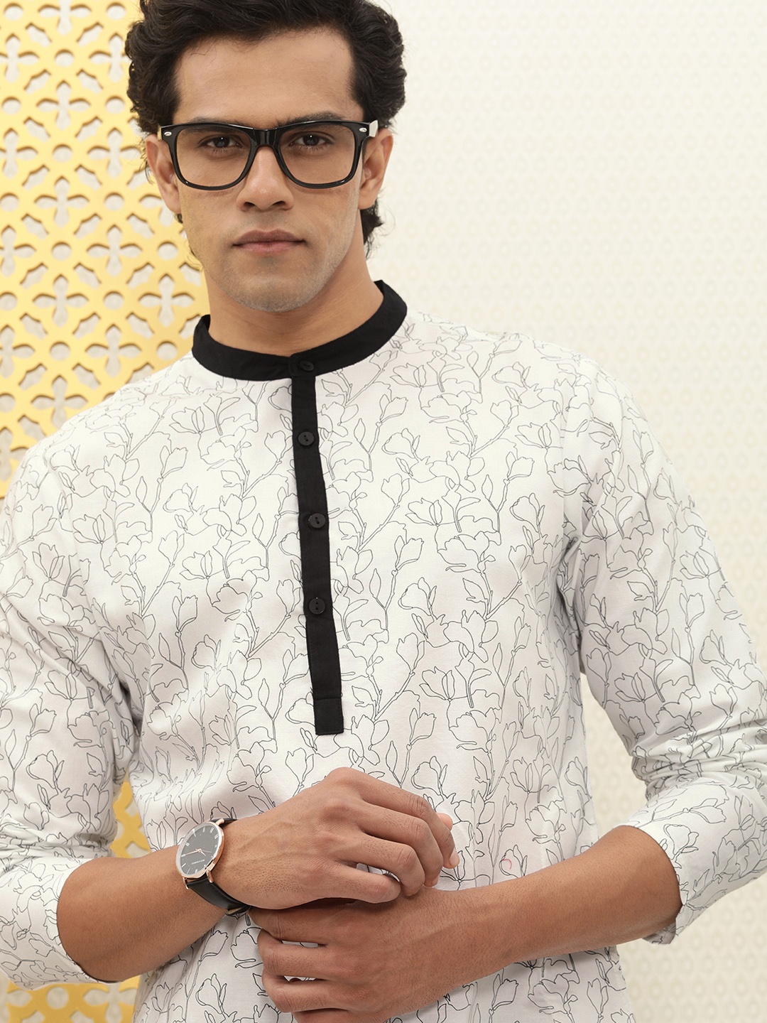 

Ode by House of Pataudi Men White & Black Floral Printed Floral CottonKurta