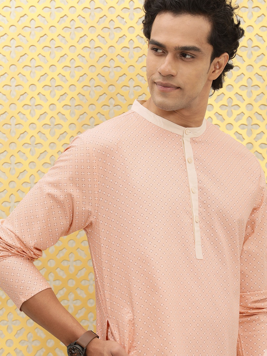 

Ode by House of Pataudi Men Peach-Coloured & White Geometric Printed Rozana Kurta