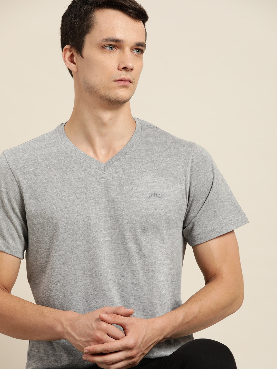 

ether Men Grey Melange Solid V-Neck T-shirt