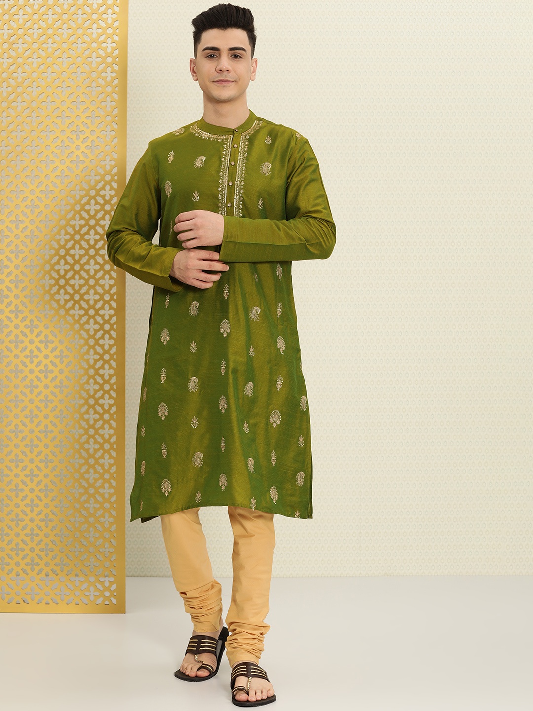 

House of Pataudi Men Green Ethnic Motifs Embroidered Jashn Kurta with Churidar