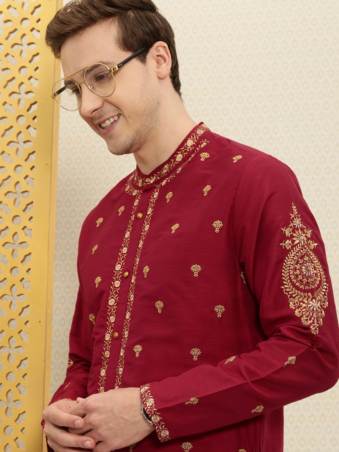 

House of Pataudi Men Maroon Floral Embroidered Straight Jashn Kurta with Trousers