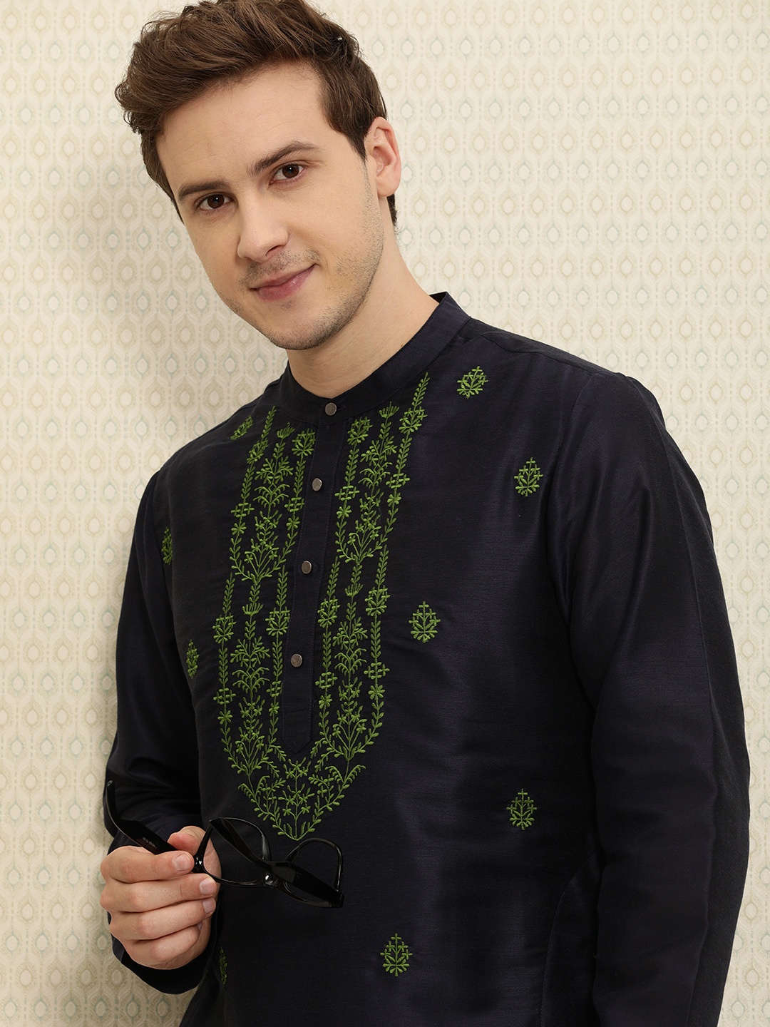 

House of Pataudi Men Navy Blue Ethnic Motifs Embroidered Jashn Kurta with Trousers