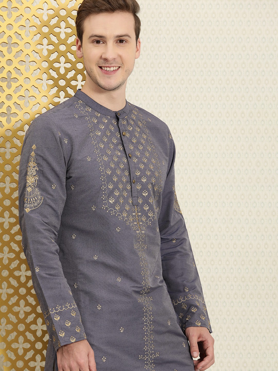 

House of Pataudi Men Grey & Gold-Toned Embroidered Straight Kurta