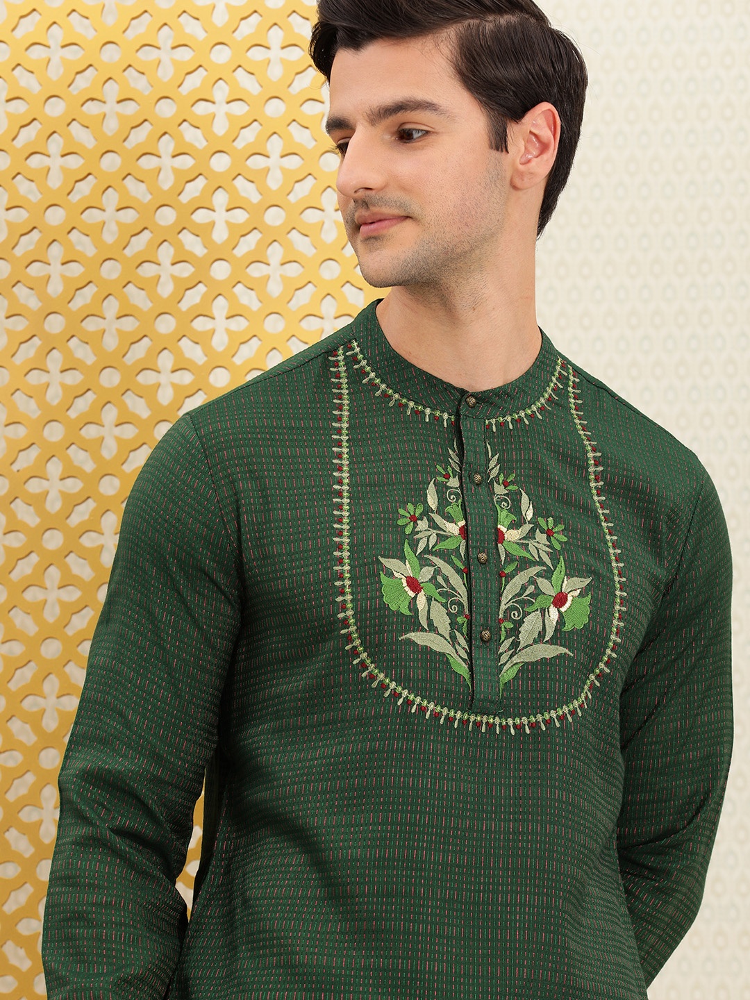 

House of Pataudi Men Green Embroidered Jashn Straight Kurta