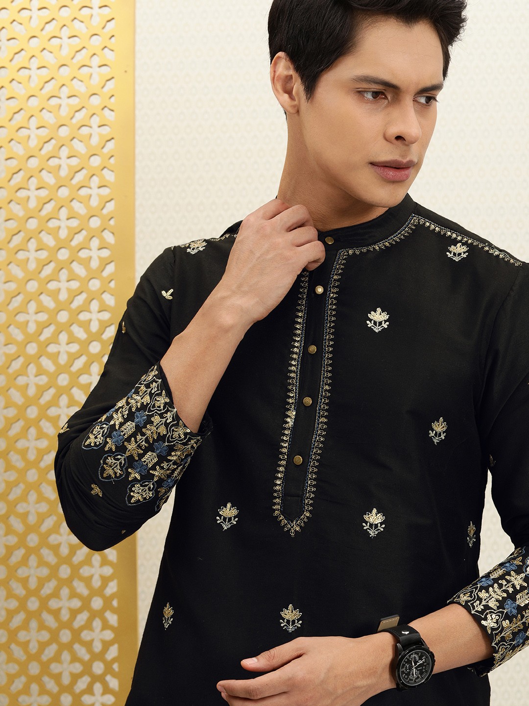 

House of Pataudi Men Black & Gold-Toned Ethnic Motifs Embroidered Jashn Kurta