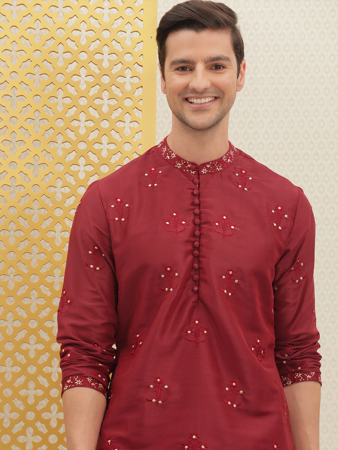 

House of Pataudi Men Red Embroidered Jashn Straight Kurta