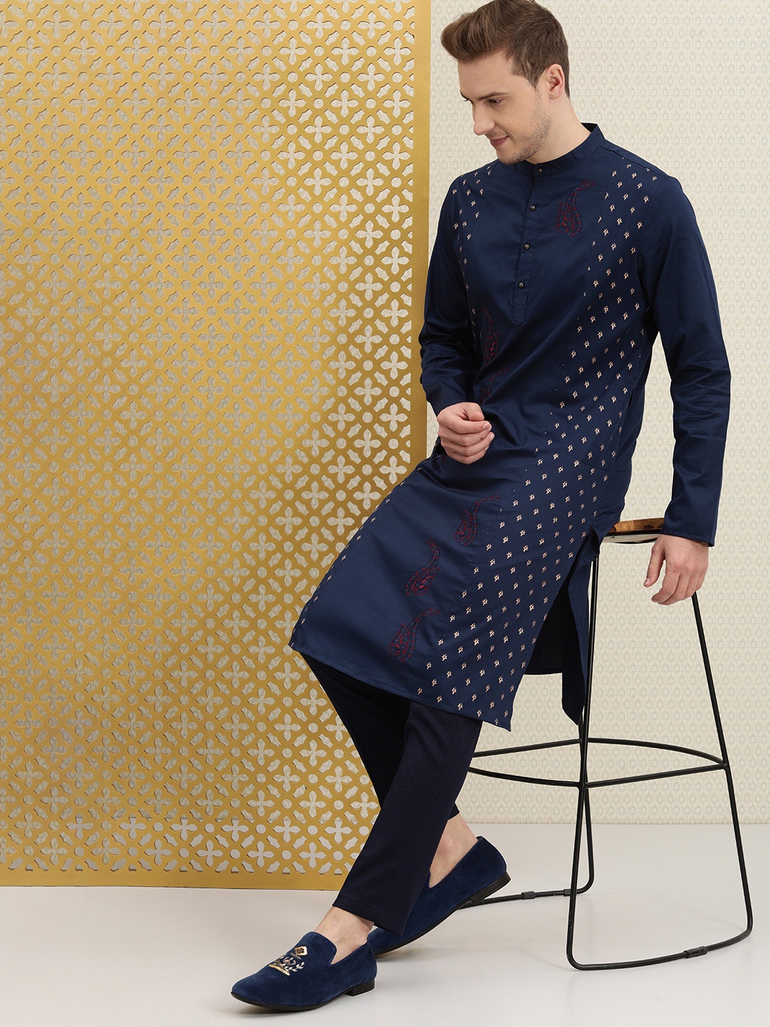 

House of Pataudi Men Navy Blue & Gold-Coloured Ethnic Motifs Printed Jashn Straight Kurta