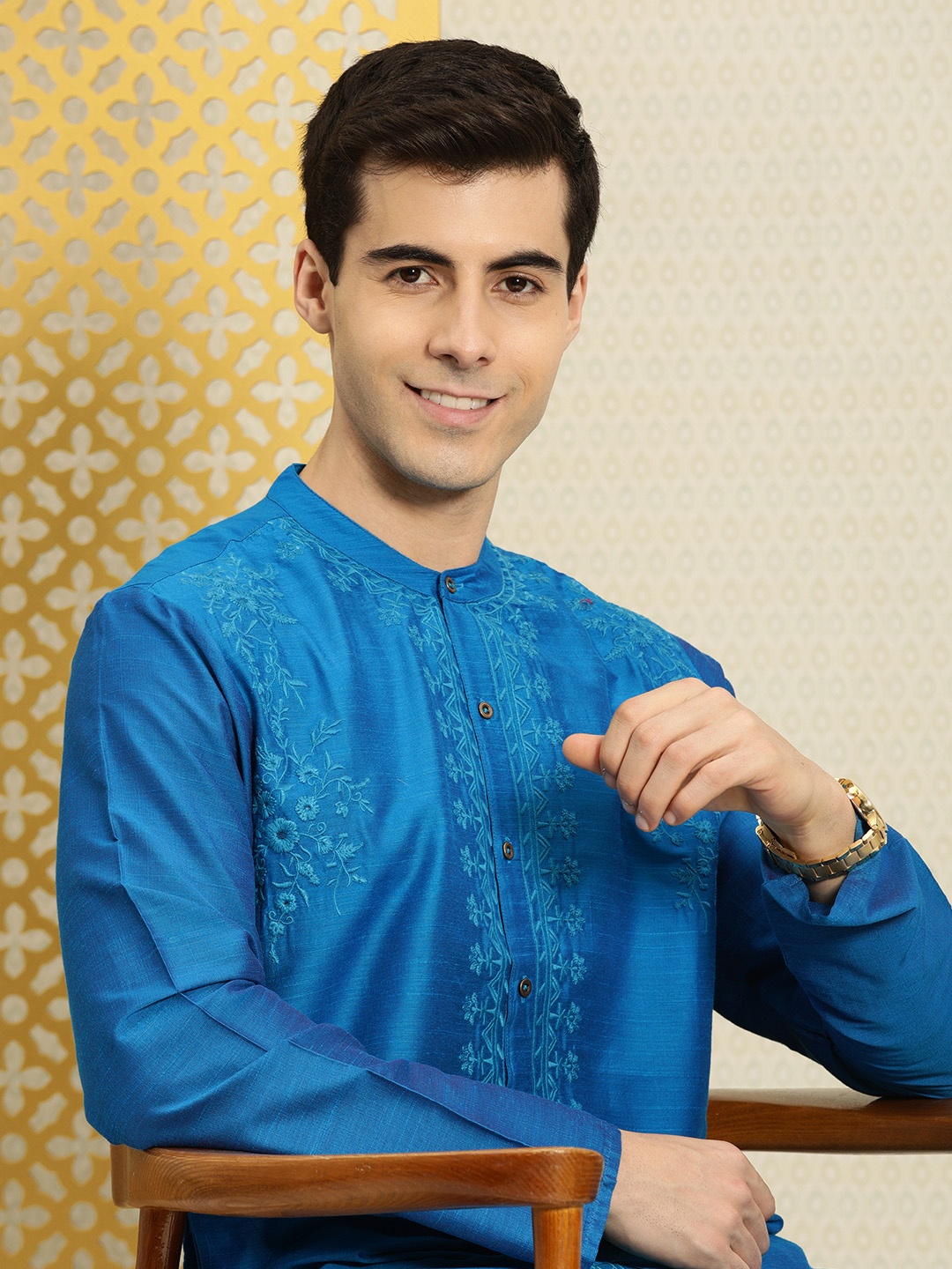 

House of Pataudi Men Blue Floral Embroidered Thread Work Kurta
