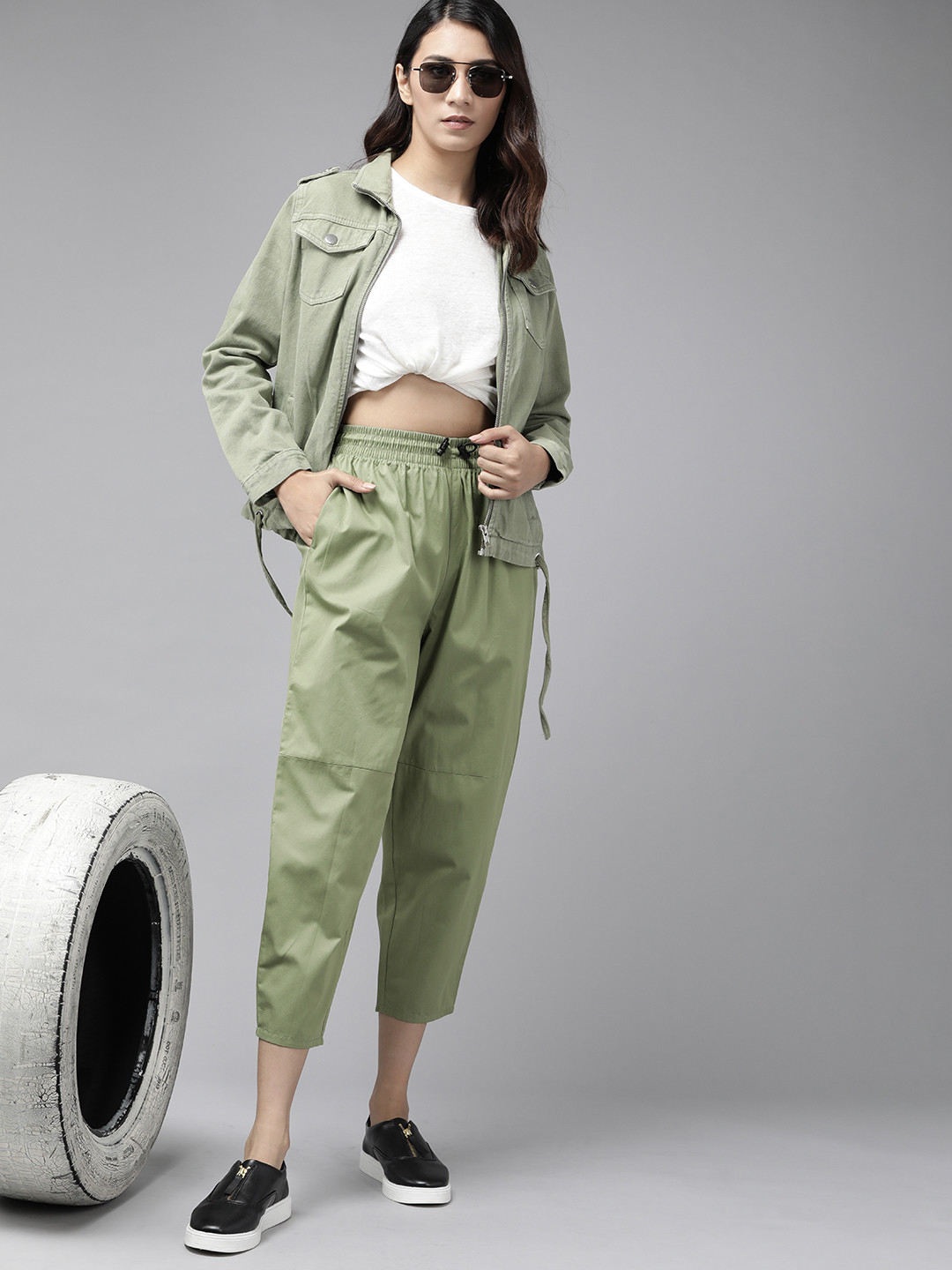 

Roadster Women Olive Green Pleated Cotton Cropped Trousers