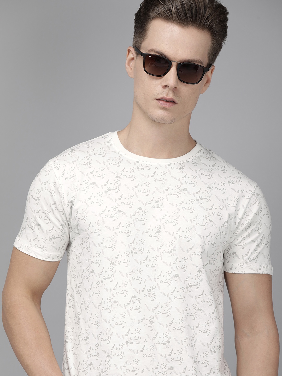 

Blackberrys Men White Grey Floral Printed Slim Fit Pure Cotton T-shirt