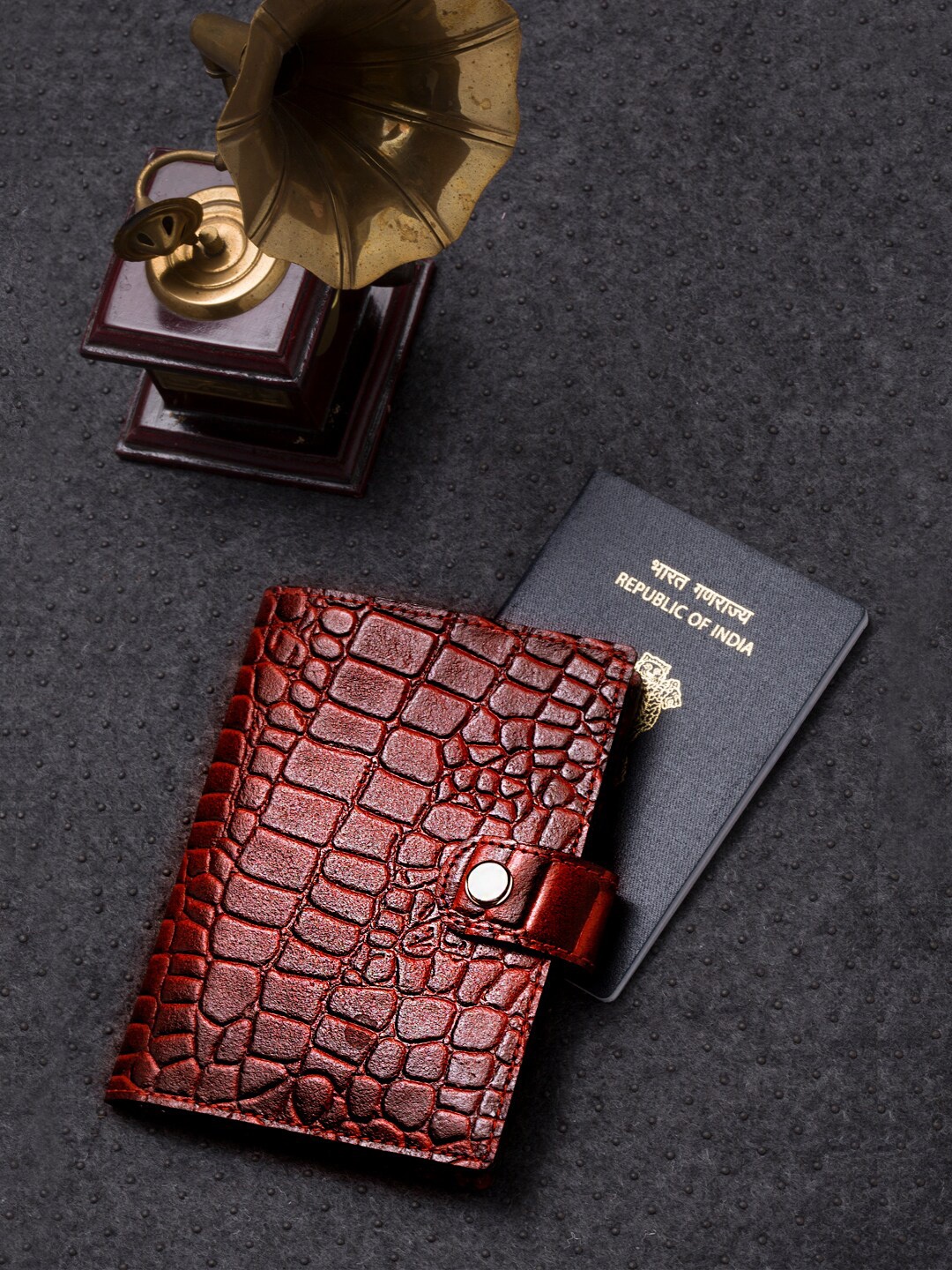 

IMUR Unisex Maroon Textured Leather Passport Holder